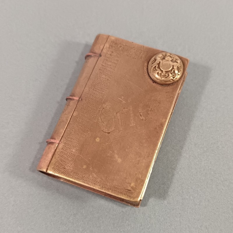 BRIQUET DE POILUS " ORIENT " PETIT LIVRE AVEC BOUTONS ANGLAIS ARTISANAT DE TRANCHEES SOUVENIR GUERRE 1914 - 1918